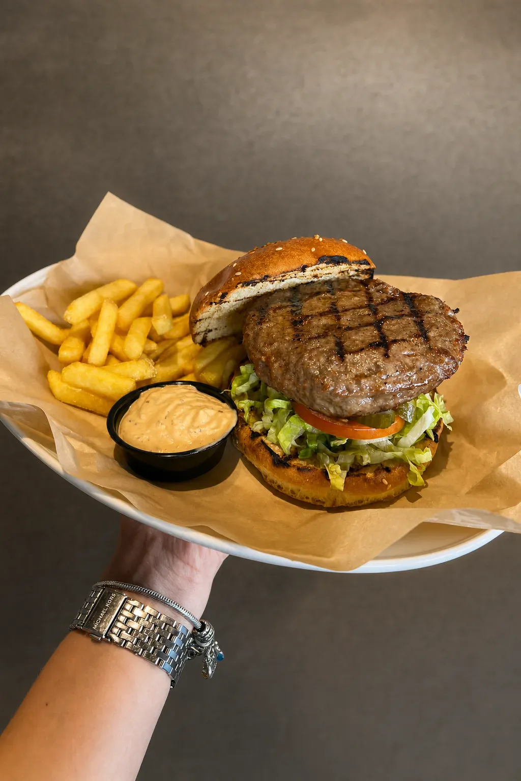 המבורגר קלאסי בקופסת קרפט עם בצלי פלצ׳ה, King David Burger, אתונה
