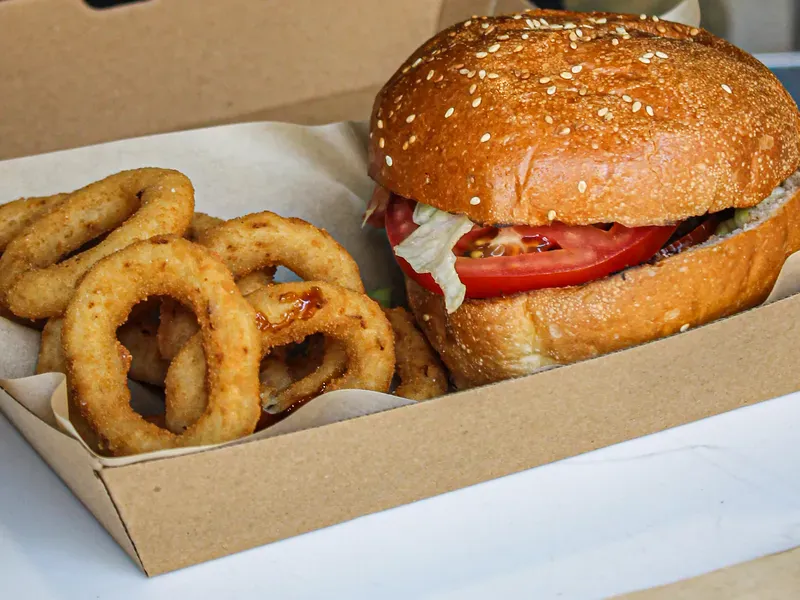 קלאסיק בורגר בקופסת קרפט עם בצל ירוק, King David Burger